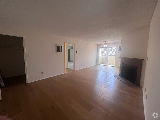 Unit 105 2 Bd/2BA Avialable Now - 3717 Vinton Ave Rental