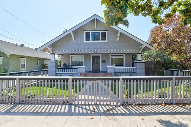 Building Photo - Gorgeous Home in Old Towne Orange
