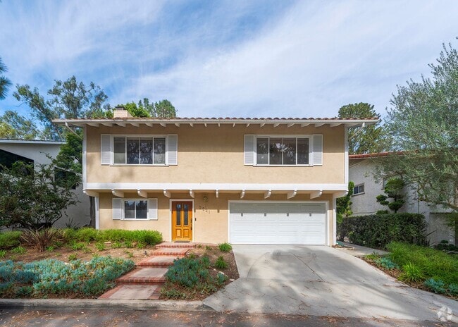 Building Photo - Charming 3-Bedroom Home with Spacious Yard...
