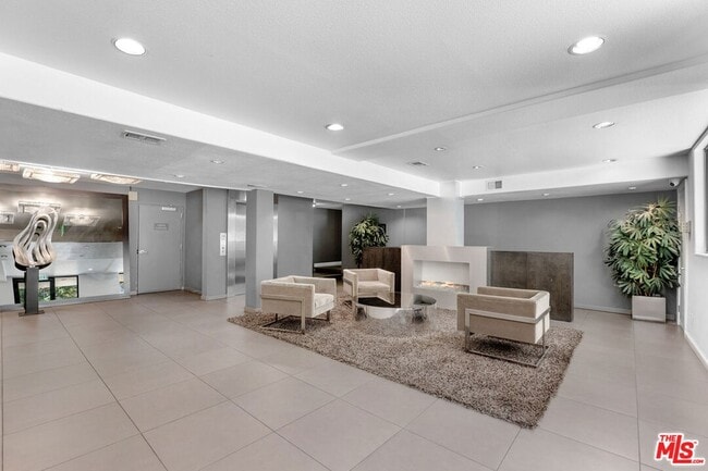 Photo - 141 S Clark Dr