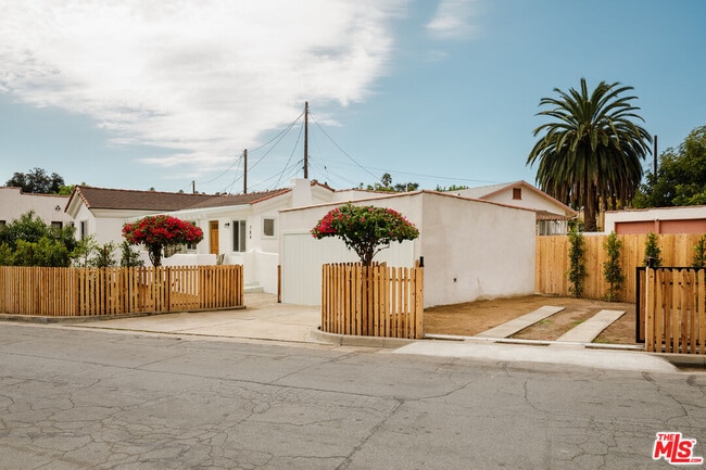 Photo - 784 Elmira St