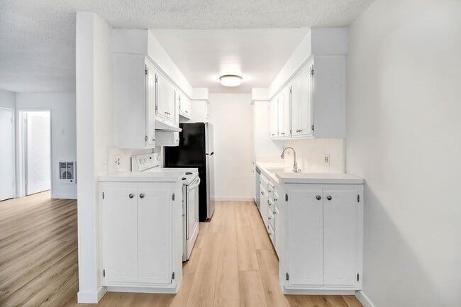 Photo - 1306 Armacost Ave Unit 04