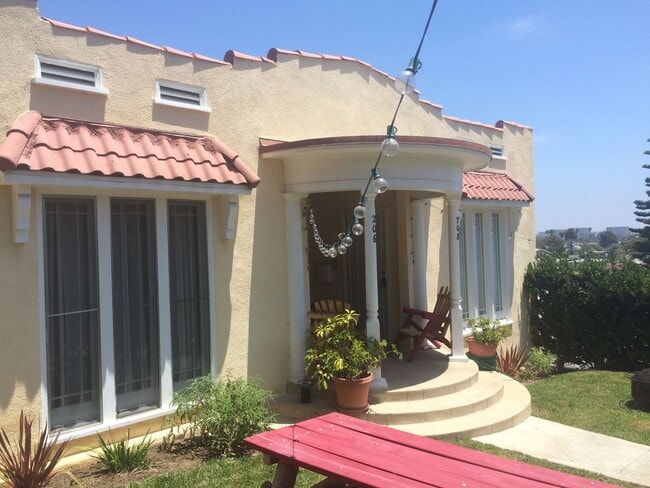 Building Photo - 206 4th Ave Unit 206