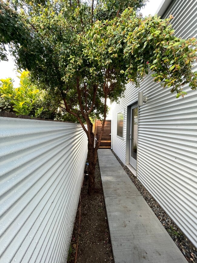 Access with entry - 2725 Dalton Ave Unit 1.5