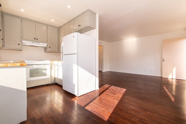 Photo - Blocks From the Ocean, Refreshed 1bd / 1ba in Pacific Beach! Unit 1069B