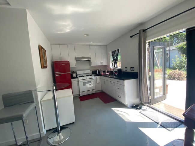 Building Photo - 3045 Edgehill Dr Rental