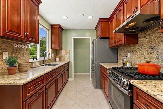 Building Photo - Spacious 3BR Retreat in the Heart of Cherokee Point
