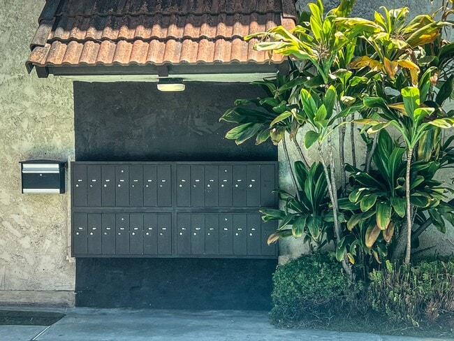 Photo - 5045 Woodman Ave