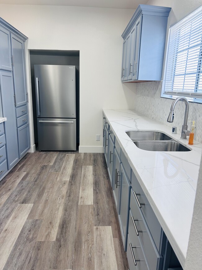 Upgraded Kitchen with lots of counte space - 4041 1/2 W 21st St Unit 4041 1/2