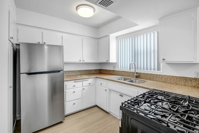 Building Photo - 744 S.Windsor Blvd. - just south of Wilshire Blvd.