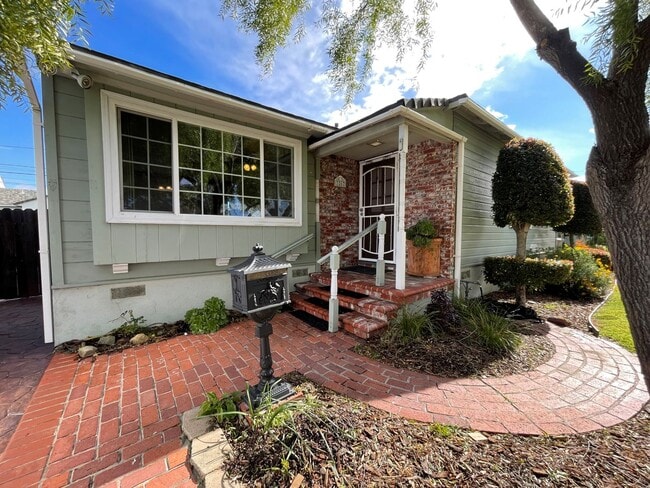Building Photo - Quaint Midtown Ventura Home