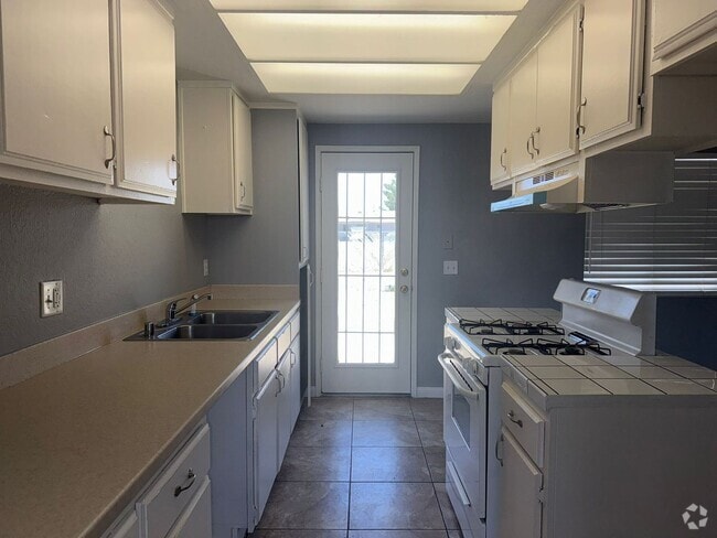 Building Photo - 13340 Navajo Rd Unit 3 Rental