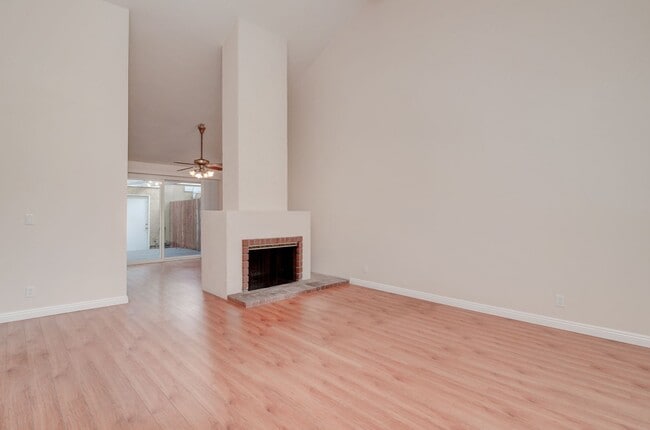 Photo - Spacious End-Unit 2 Bed, 2 Bath with Den For Lease in Irvine