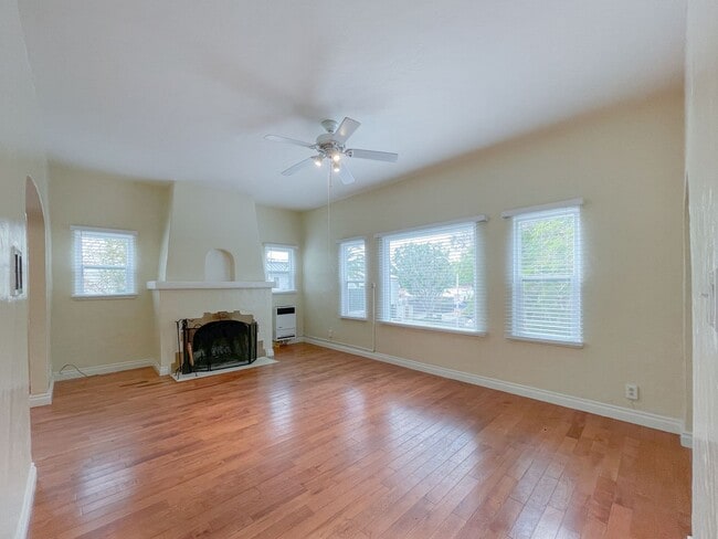 Building Photo - beautiful 2bd 2ba near Melrose Place