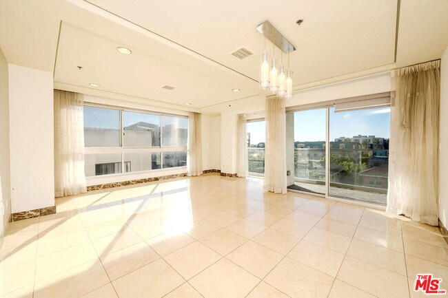 Building Photo - 702 S Serrano Ave Unit 501