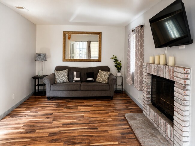 Photo - 580 Portsmouth Dr