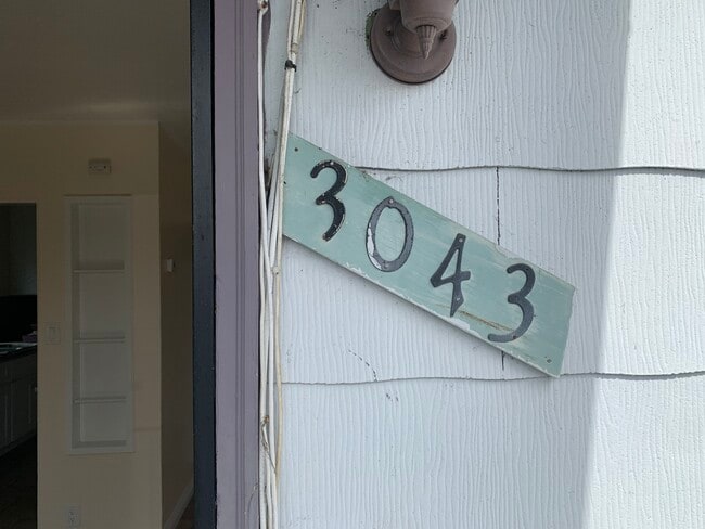 Building Photo - 3043 Franklin Ave Unit 3043