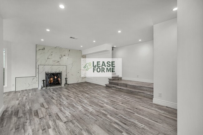 Building Photo - 9848 Portola Dr