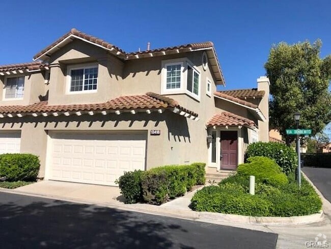 Building Photo - Beautiful End-Unit Townhome in the Desirab...