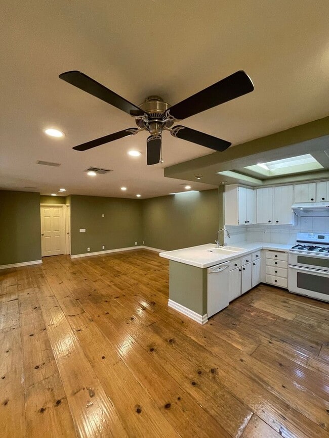 Photo - 3 Bedroom Irvine Home - Large Master Suite...