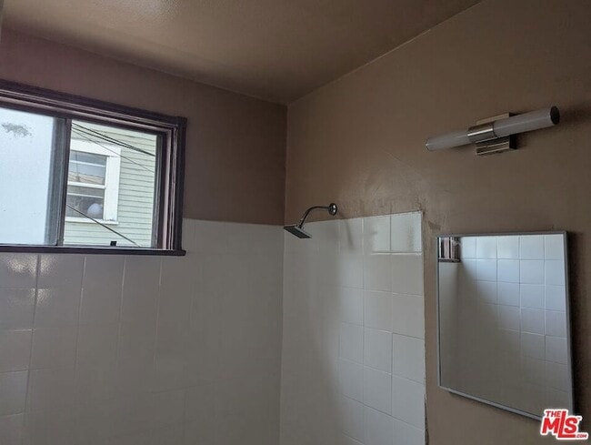 Photo - 644 W 40th Pl