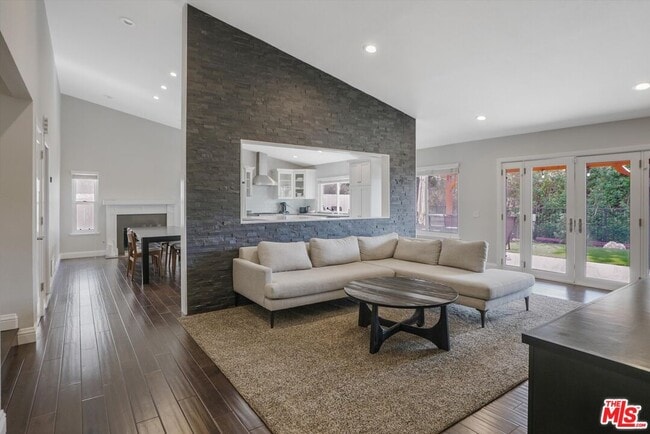 Photo - 438 Raindance St