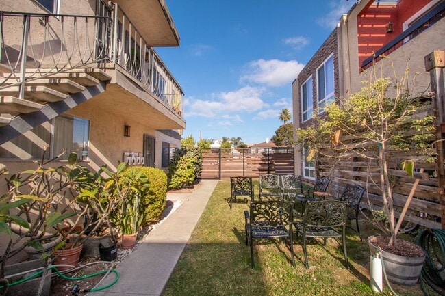 Building Photo - Blocks From the Ocean, Refreshed 1bd / 1ba in Pacific Beach! Unit 1069B