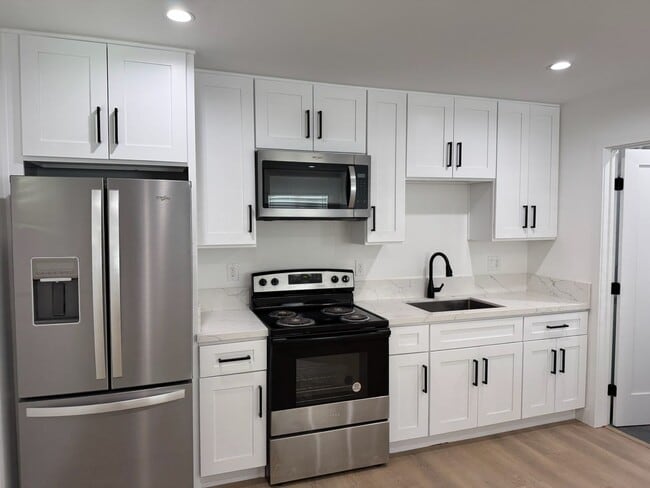 Building Photo - Stylish Newhall ADU | Modern Comfort Meets... Unit 10