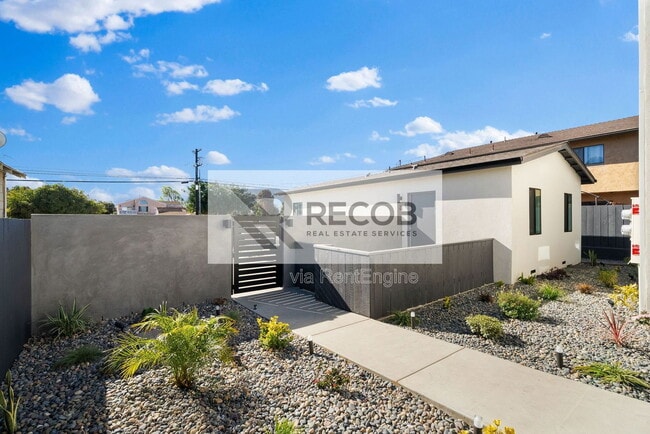 Building Photo - 1638 Elm Ave Unit 2