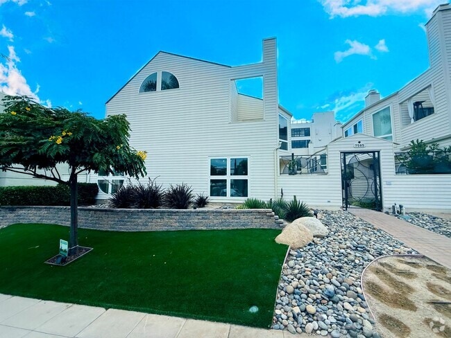 Building Photo - Experience refined coastal living in the h... Rental