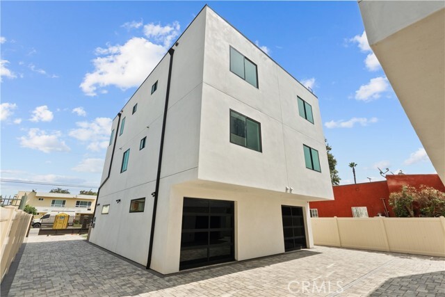 Building Photo - 13944 Vanowen St