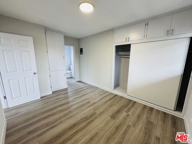 Photo - 810 W 62nd St Unit 1