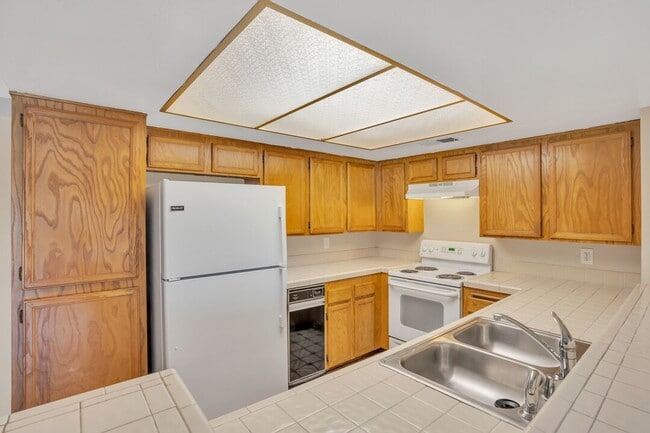 Building Photo - Sunny, spacious condo close to SDSU, shops...