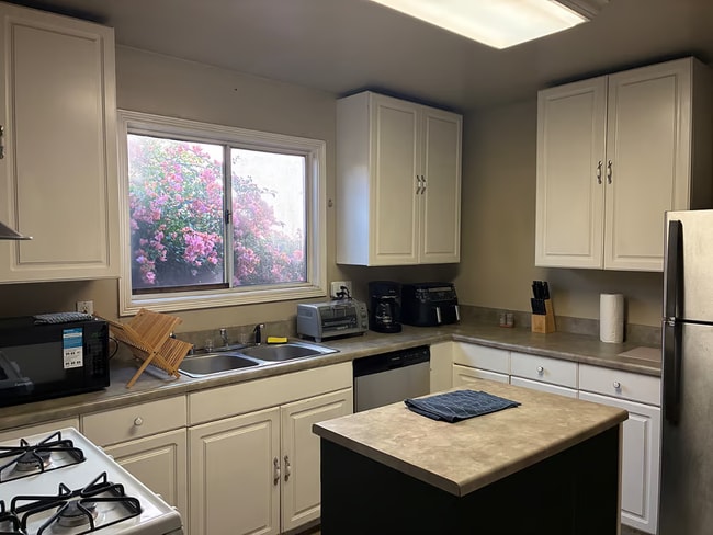 Kitchen - 3457 Plata St