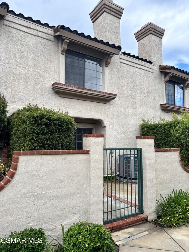 Building Photo - 460 Country Club Dr