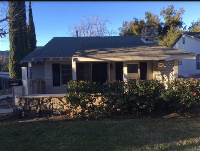 Front of House - 3226 Montrose Ave Unit B