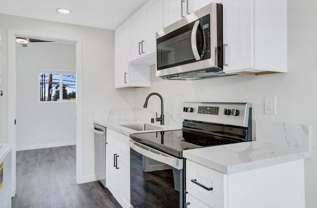Photo - Beautiful Renovated 1 Bed/1 Bath w/yard-MOVE IN PROMOTION Unit 4959 D