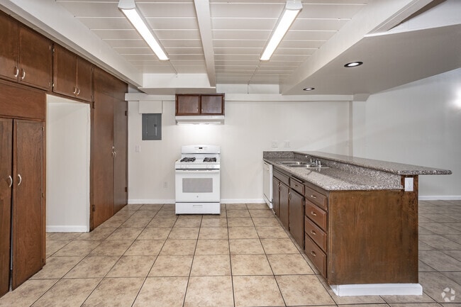 3BR, 2BA - 1,620SF - Kitchen - 16141 Eucalyptus Ave