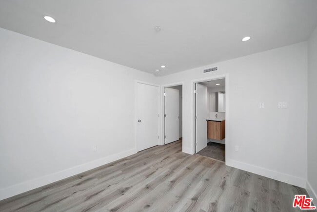 Photo - 11522 Emelita St