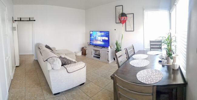 Living Room - 2823 W Vernon Ave Apartments Unit 2823