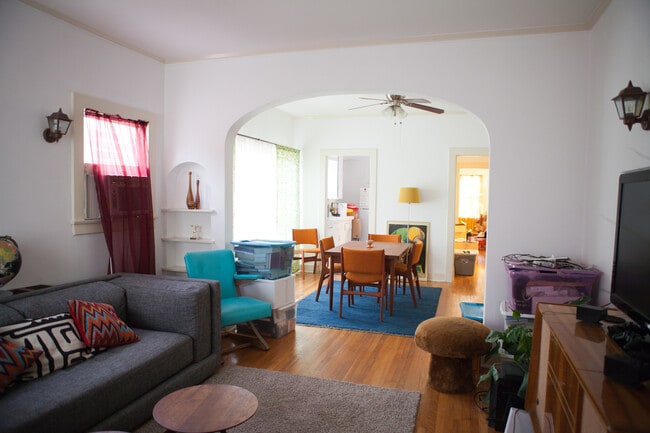 Building Photo - 3370 Descanso Dr Unit 3372.5