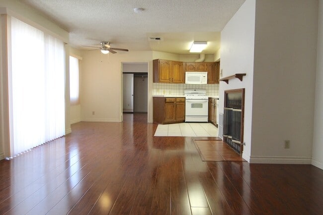 Building Photo - 4267 Beverly Glen Blvd Unit 2