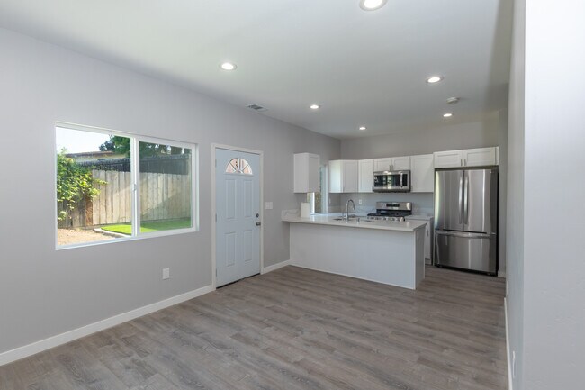 Photo - 5158 Ewing St