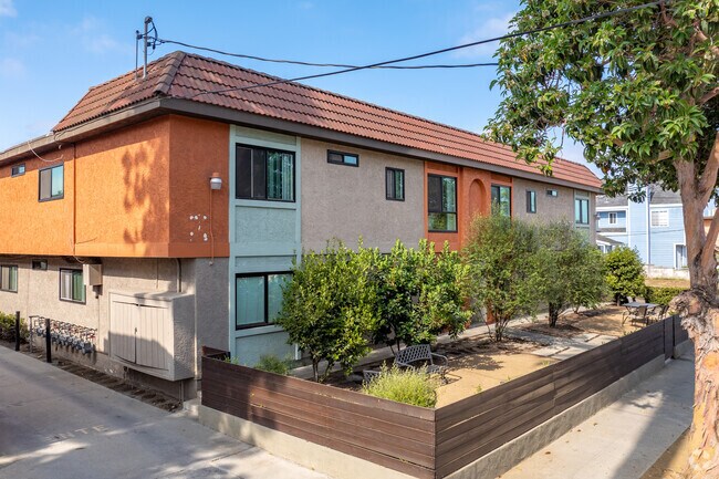 Primary Photo - 1628 W 218th St