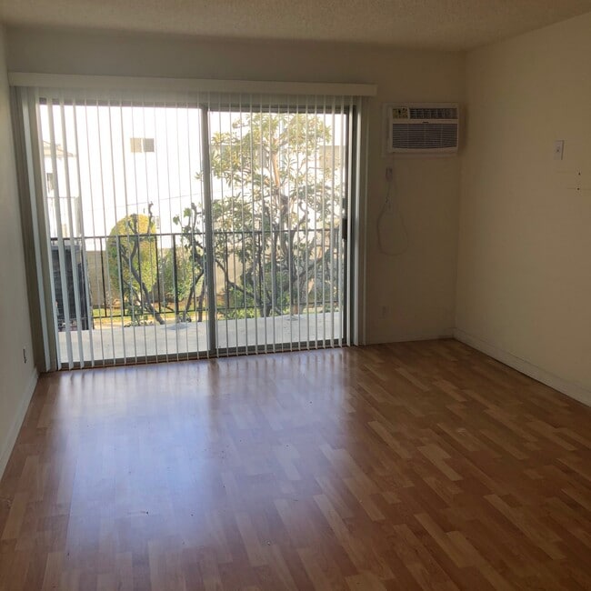 living room - 440 N Hayworth Ave Unit 307