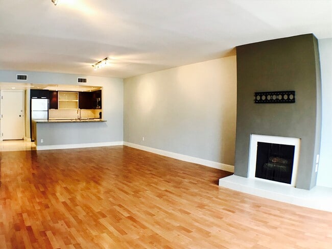 Building Photo - Beautifully Updated! in the heart of Westwood! North exposure!