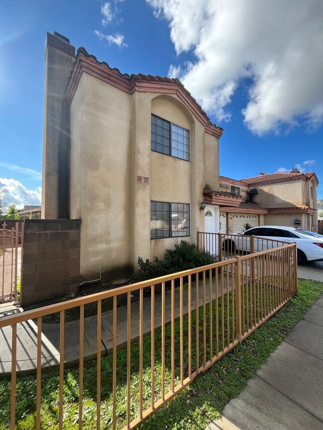 Building Photo - 248 E 5th St Unit 248 E. 5th St # 1