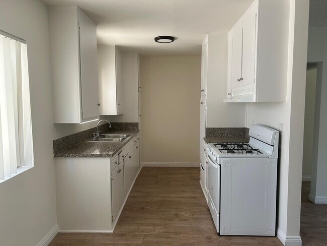 Building Photo - 5130 Yarmouth Ave Unit 34 Rental