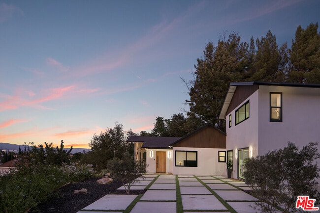 Building Photo - 9425 Gierson Ave