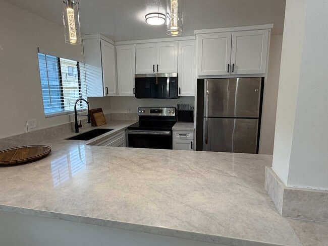 Building Photo - Updated 2 Bedroom 2 Bathroom Condo with Pool, Spa and Parking. Offering 6 month lease. Unit 23